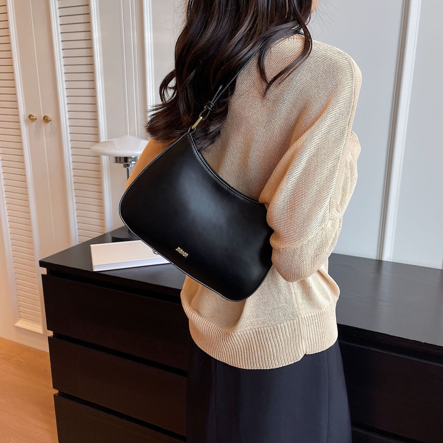 Classy shoulder zip bag